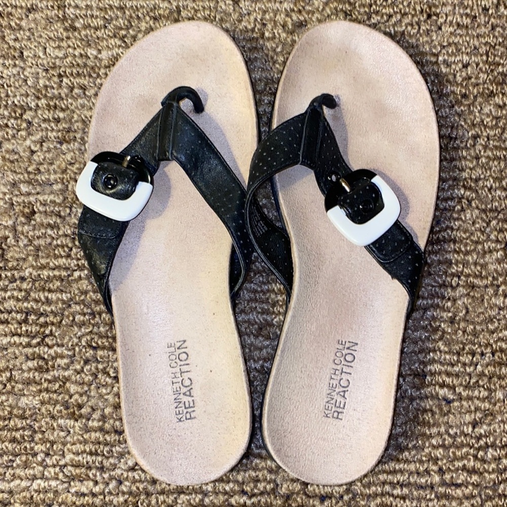 🩴Kenneth Cole Reaction flip flops with genuine leather strap and belt accent